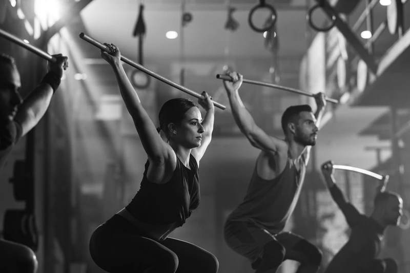 Groupe de personnes en séance de renforcement musculaire dans une salle de sport au Mans