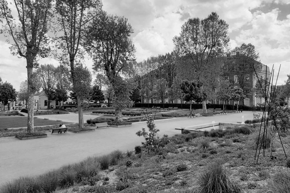 Allées verdoyantes du Parc Théodore Monod en centre-ville du Mans, espace adapté au footing et à la récupération active