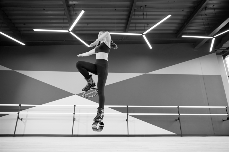 Cours de Kangoo Jump avec coach sportif au Mans dans une salle de fitness moderne