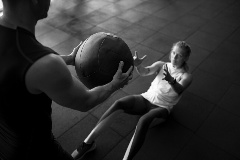Séance de renforcement musculaire avec coach sportif au Mans utilisant un medicine ball
